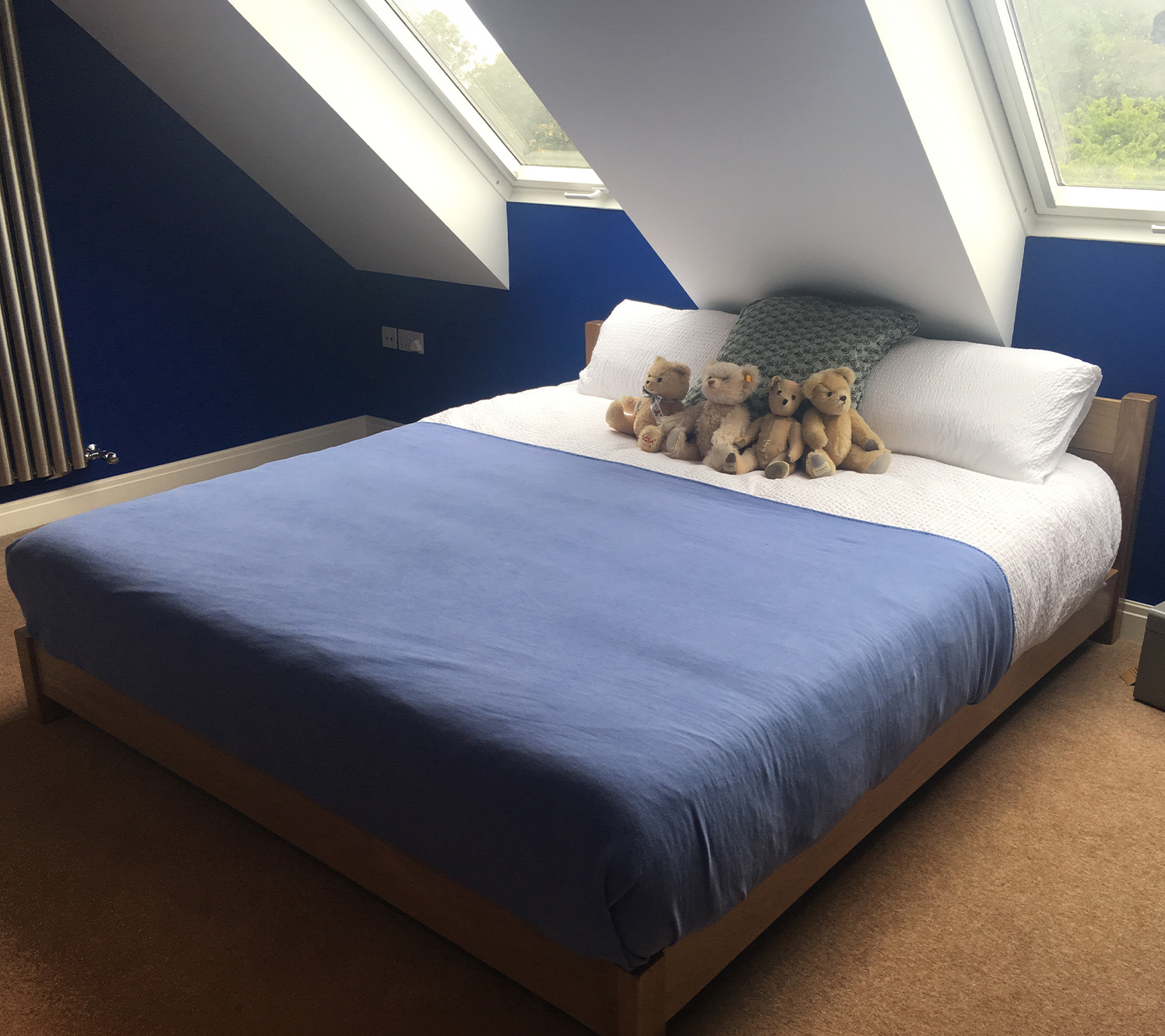 Arredamento camera da letto blu grigio con considerazioni architettoniche