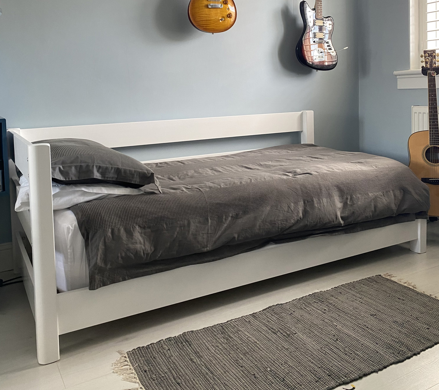 Illuminazione per idee decorative blu e grigie
