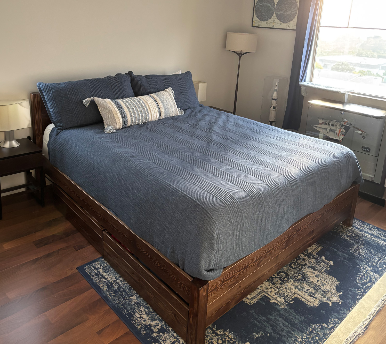 Struttura letto in legno per camera da letto blu e grigia