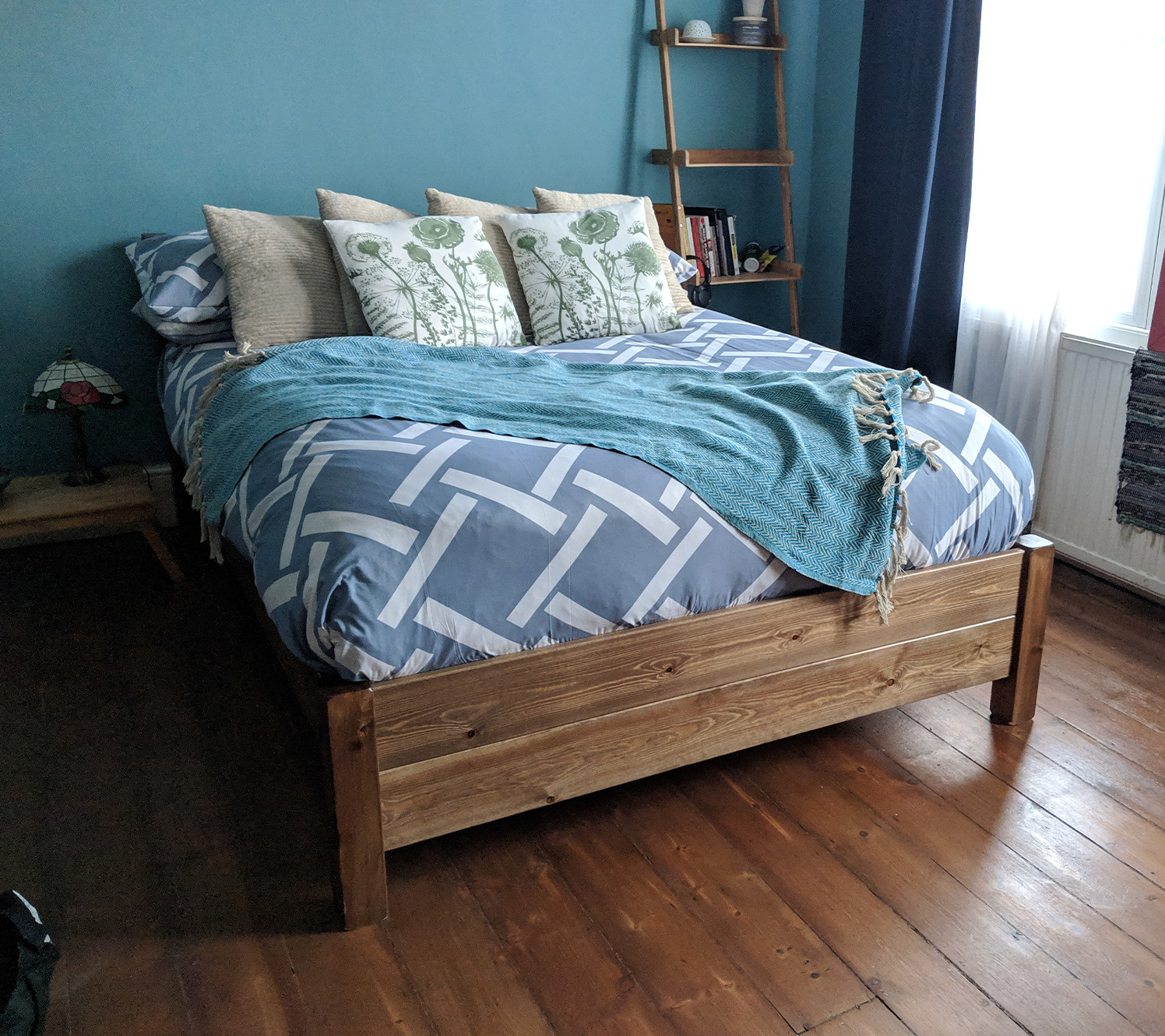 Idee per camera da letto grigia e blu, texture a strati