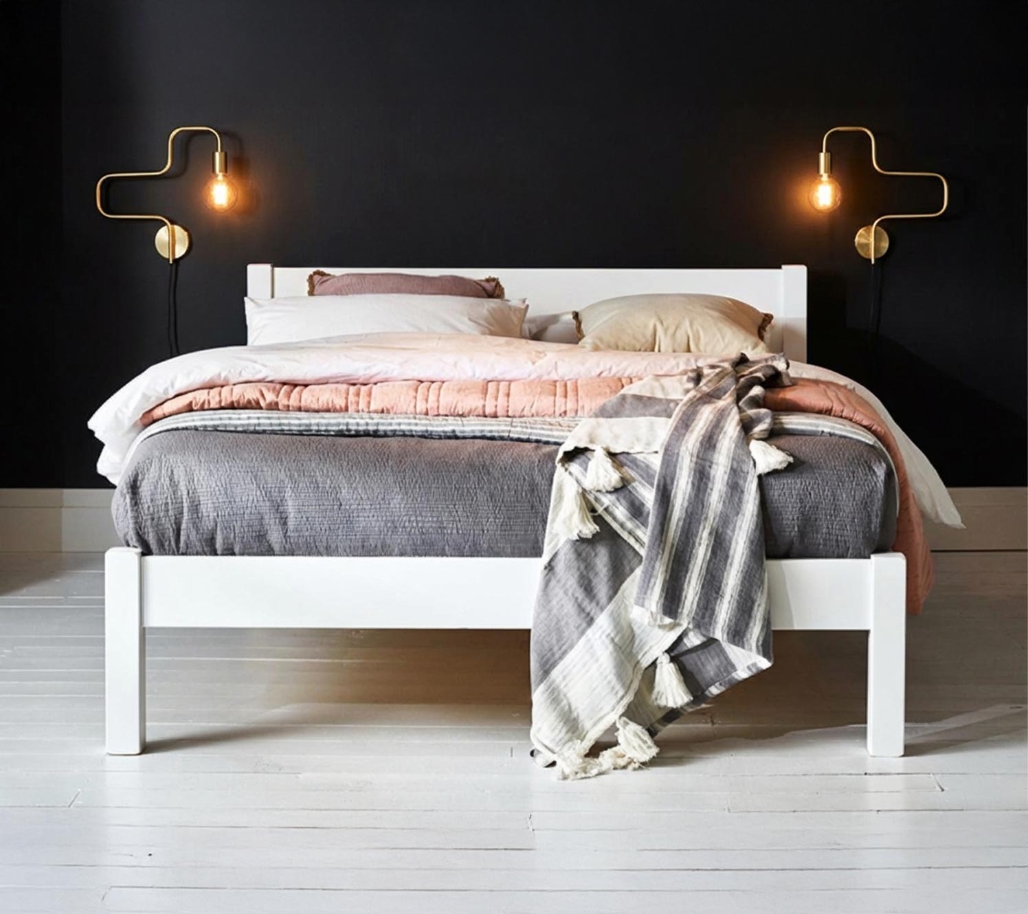 Illuminazione metallica nei design della camera da letto nera e oro