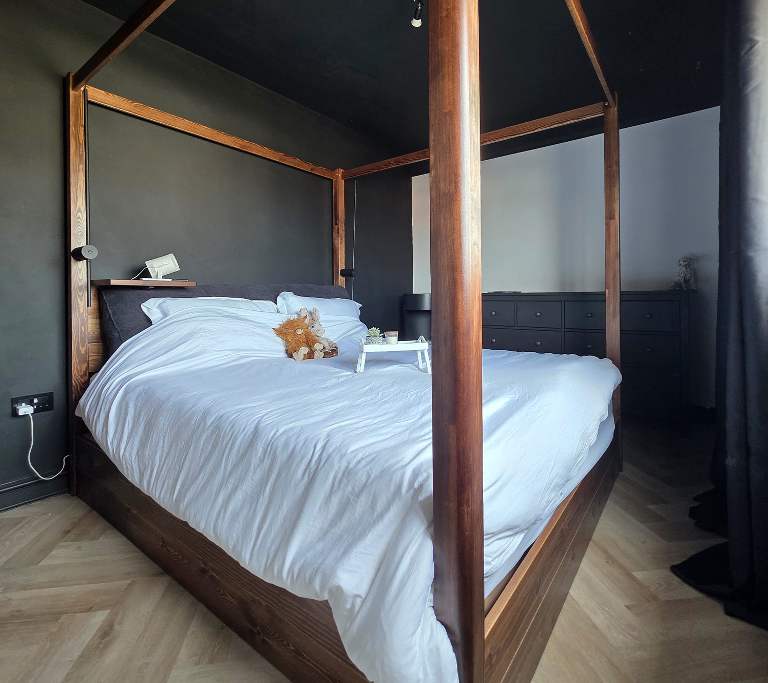 Pavimentazione scura negli schemi per la camera da letto nera e oro