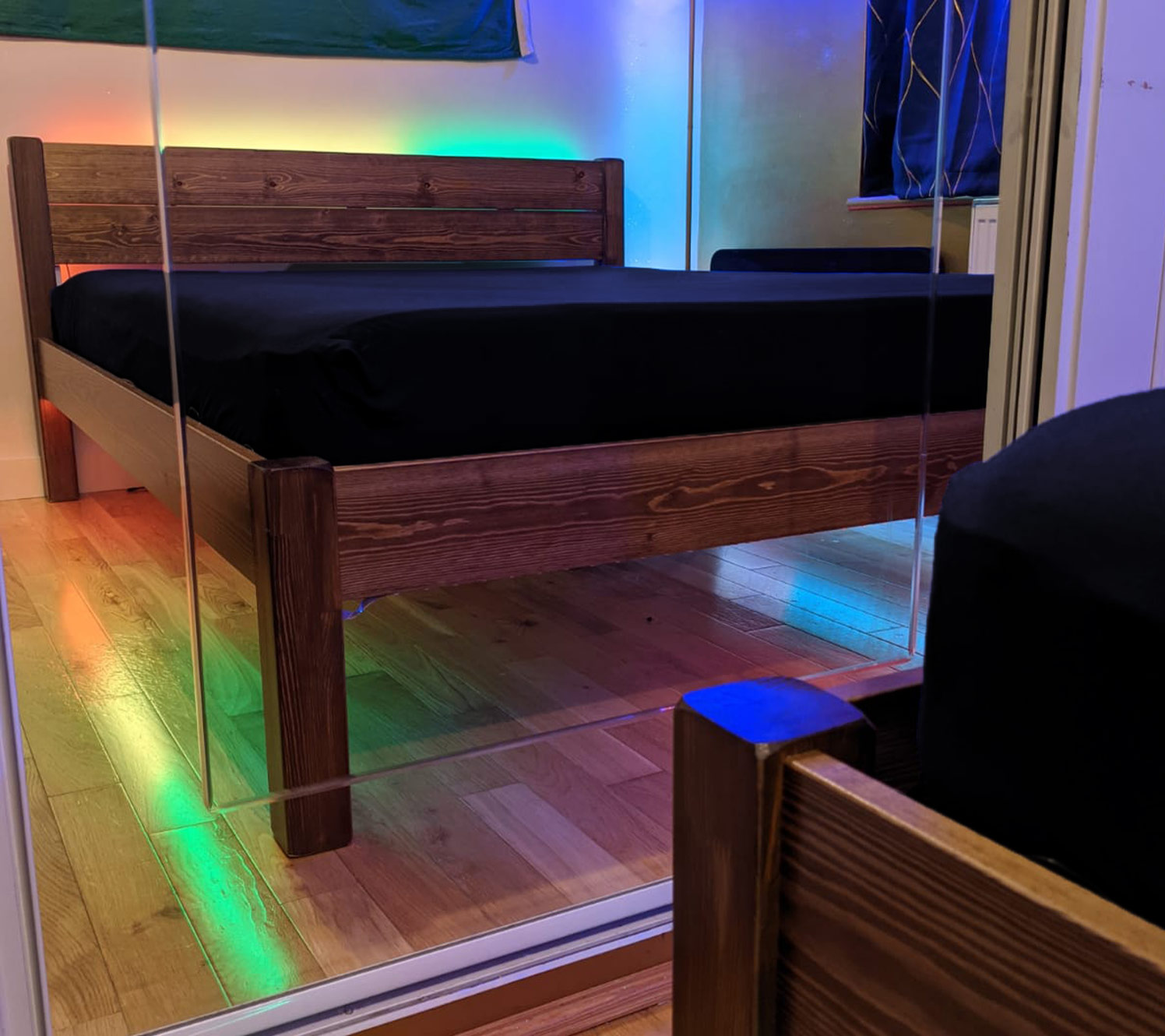 Illuminazione a zone in una camera da letto nera e oro