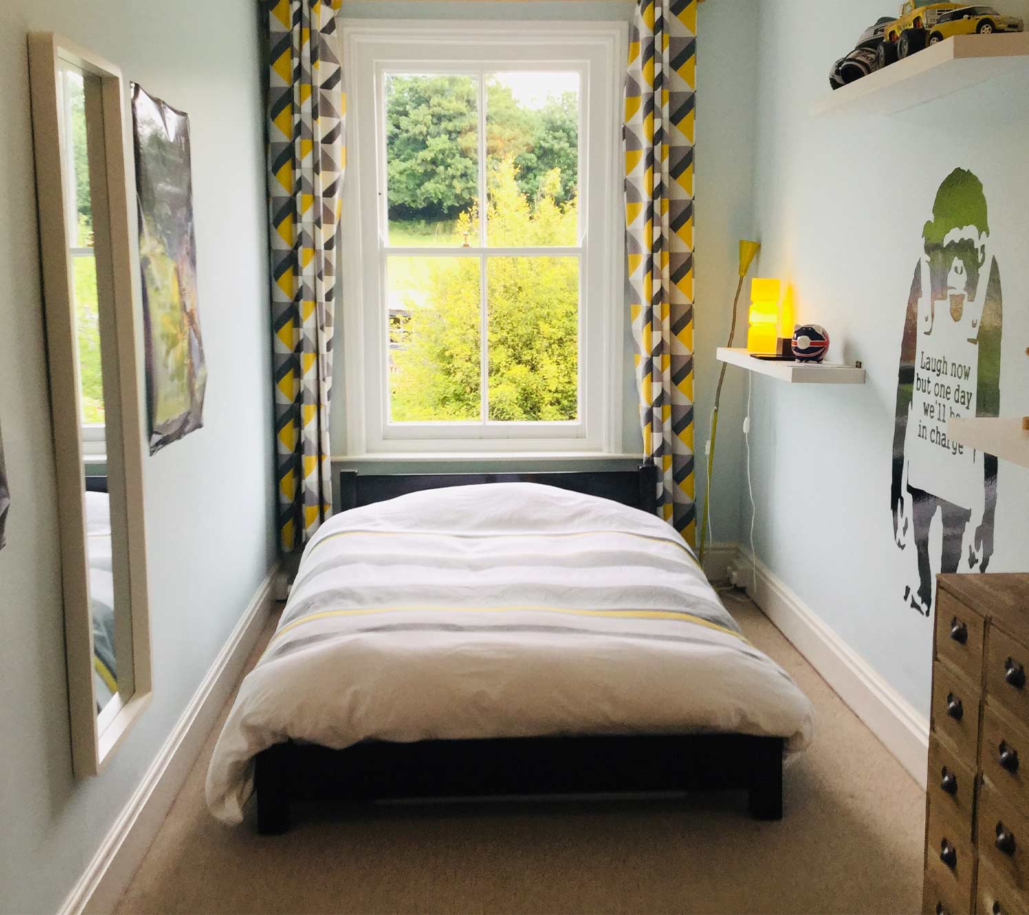 Idee per la disposizione di una camera da letto lunga e stretta