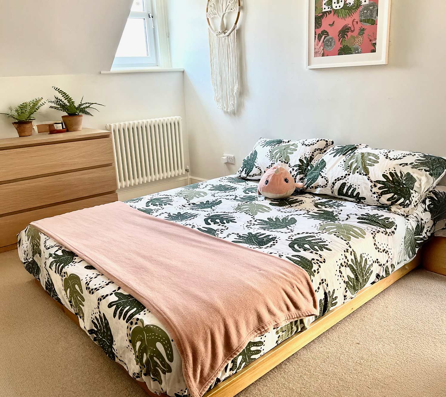 Idee di arredamento per la camera da letto stretta e lunga con dettagli personali