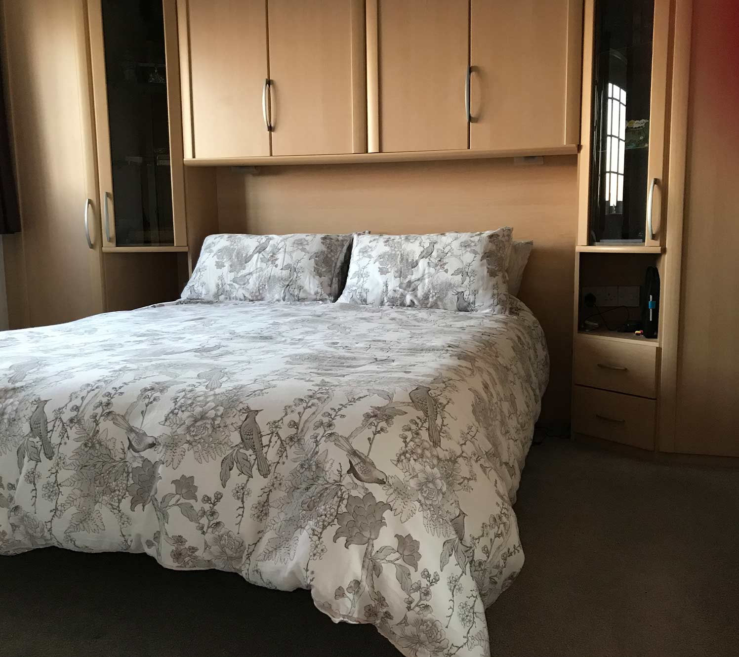 Contenitori verticali per camere da letto strette