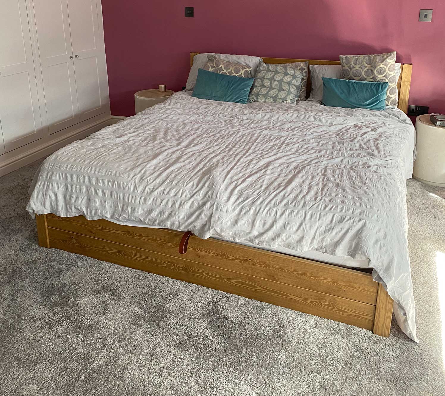 Esempio di decorazione per camera da letto rosa antico