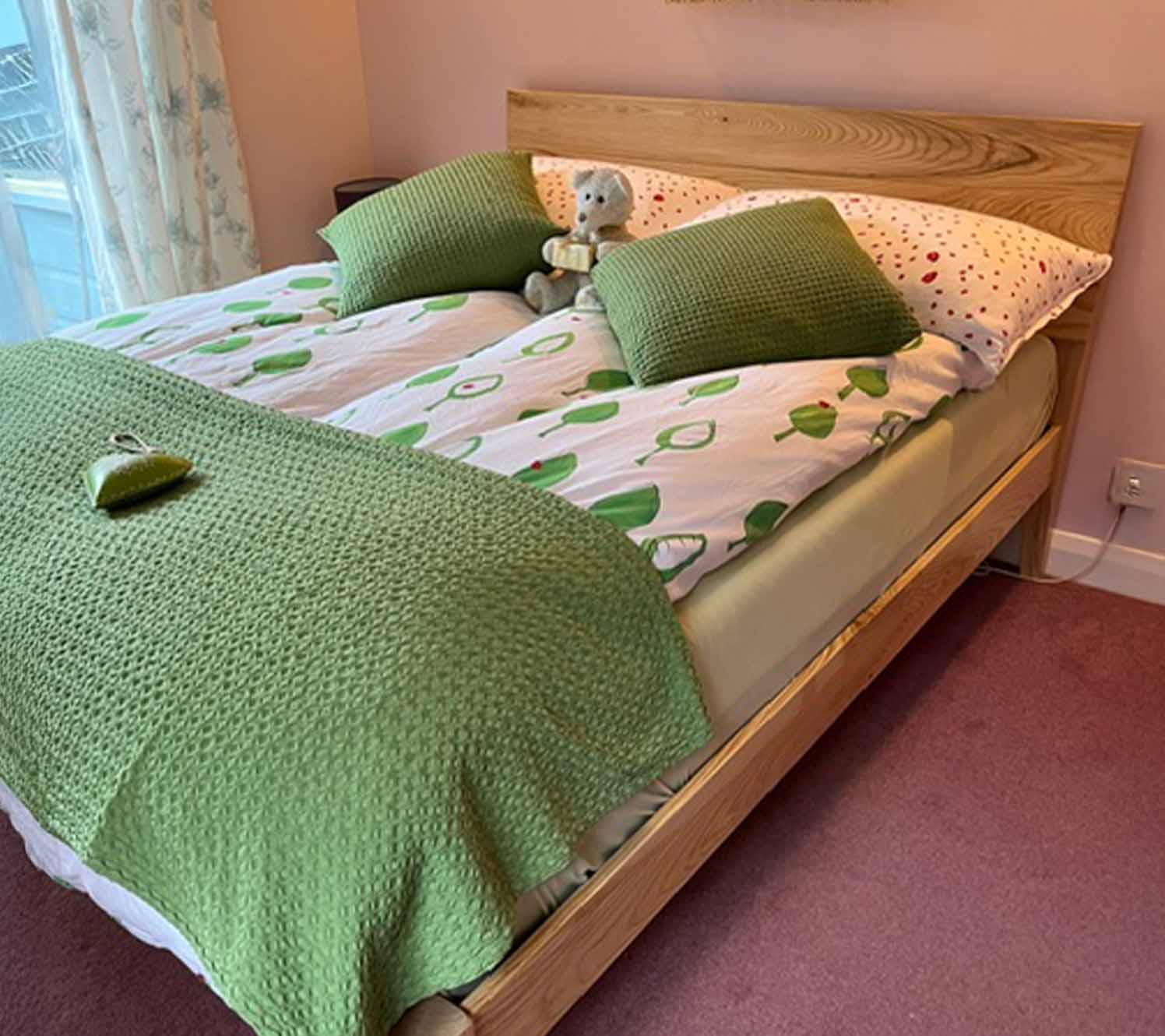 Arredamento camera da letto rosa per adulti con struttura letto in legno