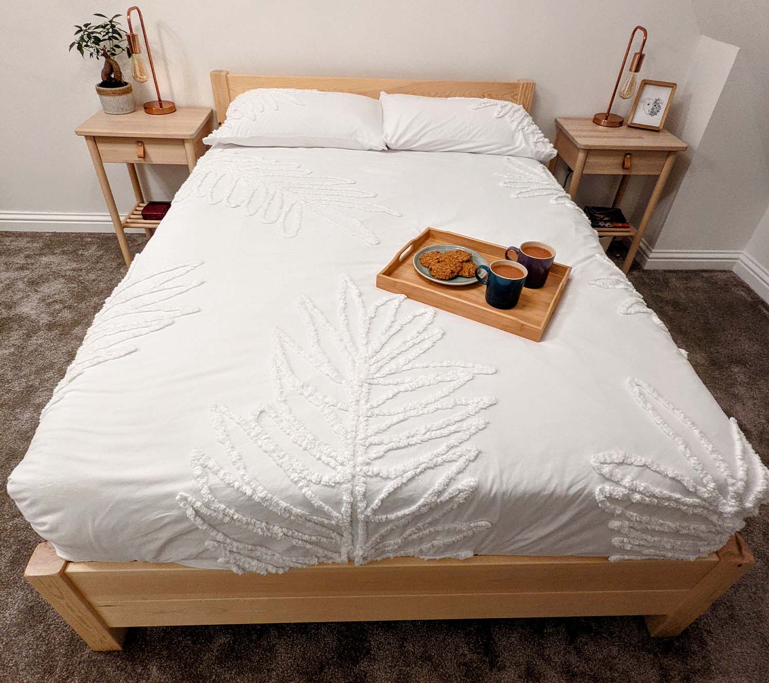 camera da letto piccola: Vedere più pavimento cambia tutto