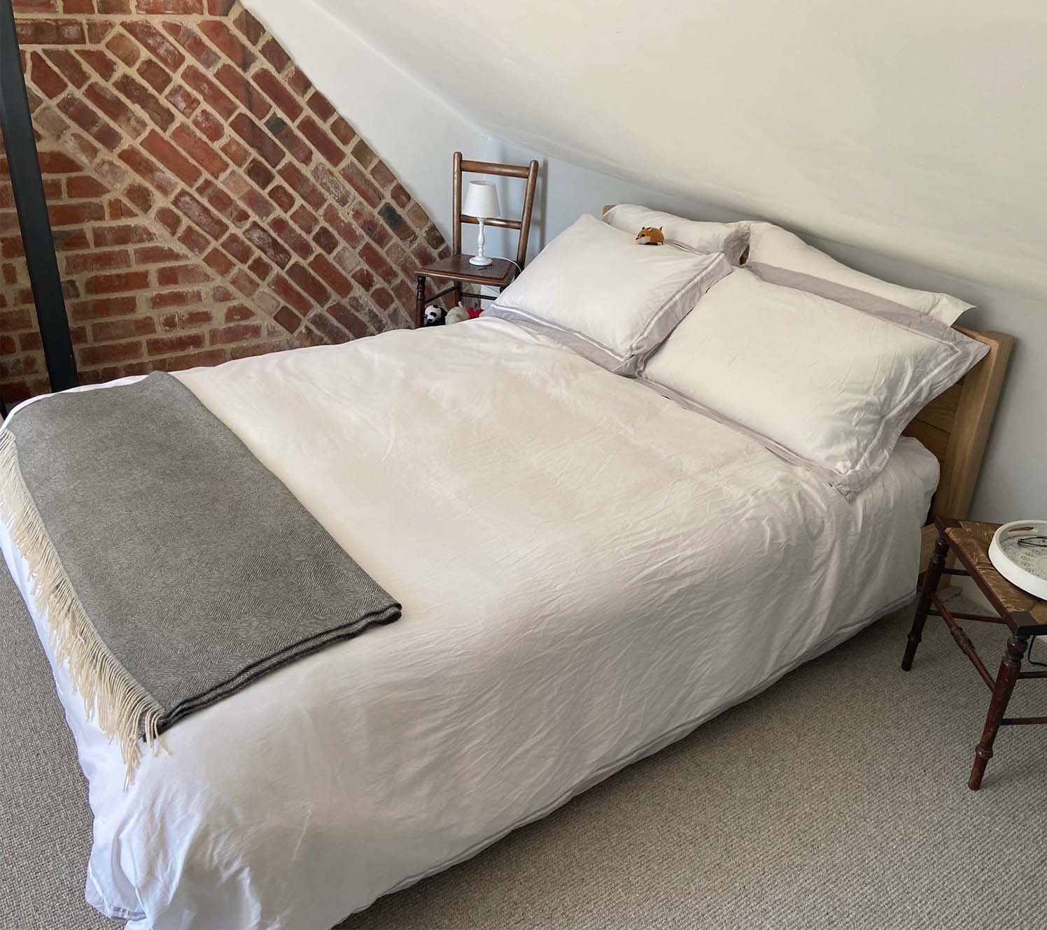 Idee di design per la camera da letto piccola: Il tessuto come cuscinetto visivo