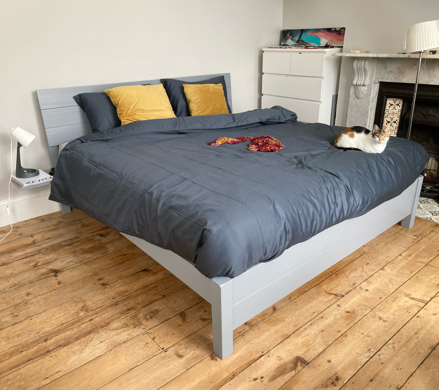 idee design camera da letto contrasto pavimento bianco