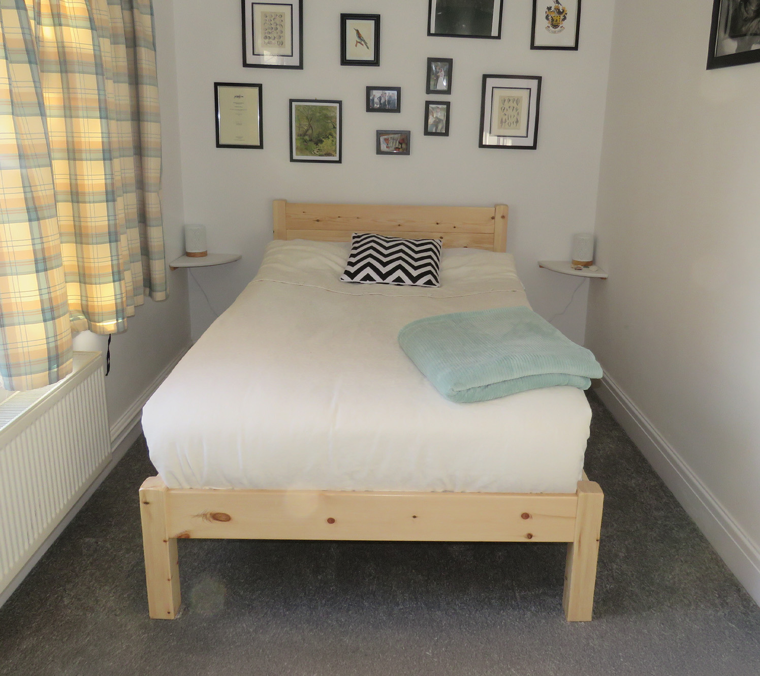 camera da letto bianca e legno calore naturale