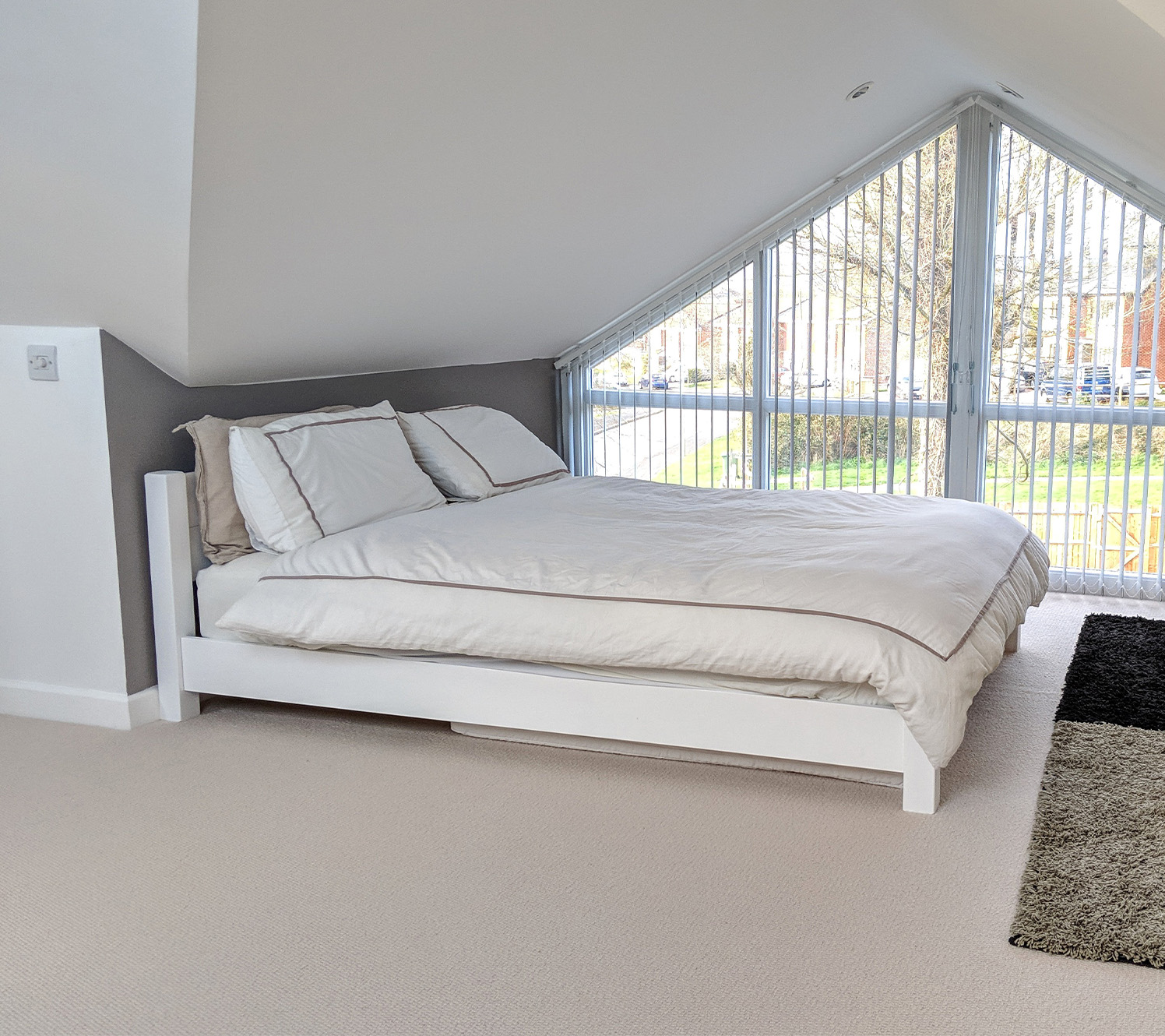 camera da letto bianco su bianco contrasto delicato